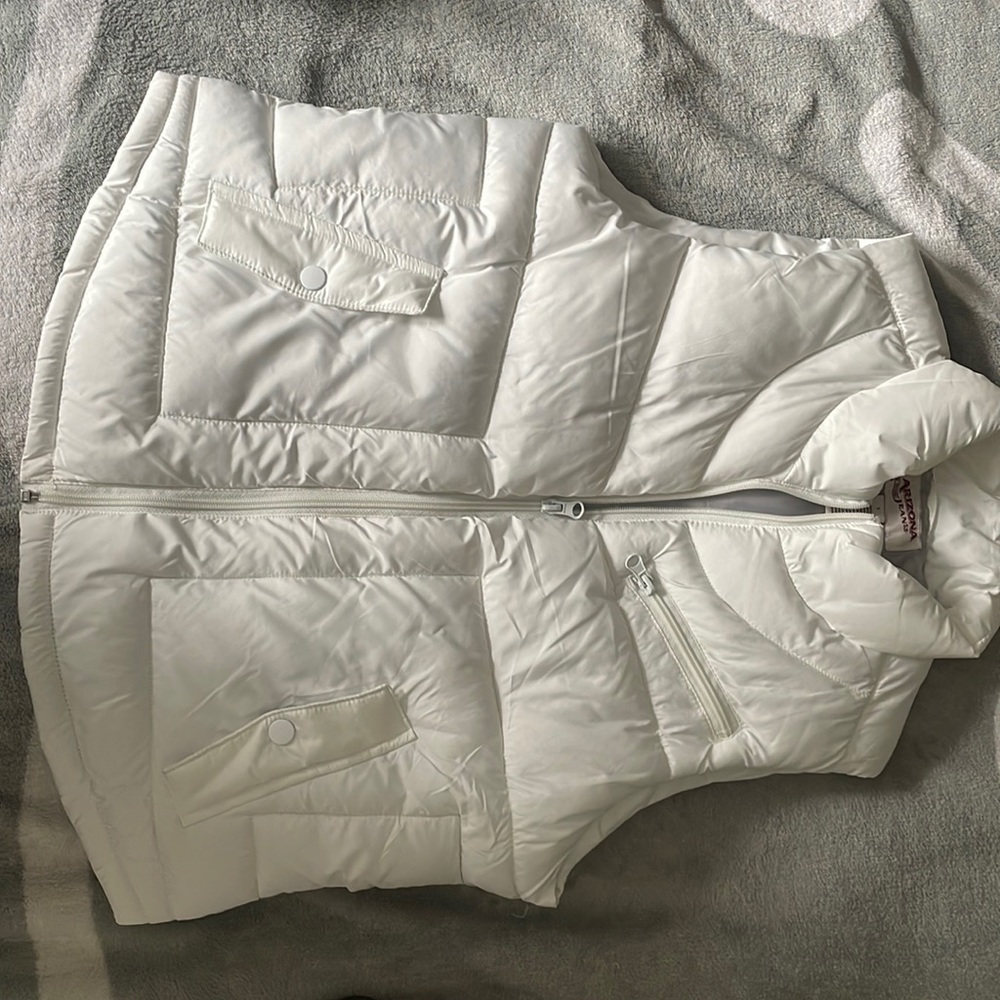 White winter vest. Size Large. Multiple pockets!